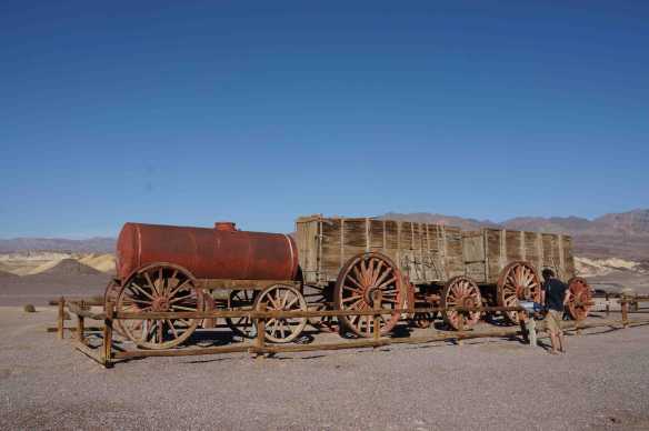 Voici le chargement que transportait l'attelage de mules! The end product was pulled out in those wagons by the twenty-mule team.